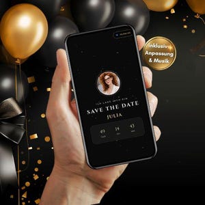 Peut inclure: Un smartphone noir affiche une invitation "Save the Date" avec le nom "Julia" et des compteurs. Le téléphone est tenu devant un fond de ballons noirs et dorés, avec des confettis.