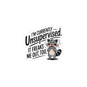 Peut inclure: Un autocollant blanc avec un dessin animé de raton laveur surpris. Le raton laveur est gris, blanc et noir, avec des joues roses. Le texte sur l'autocollant dit : "I'M CURRENTLY UNSUPERVISED. IT FREAKS ME OUT, TOO."