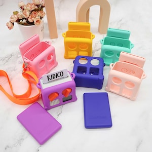 Housse de Protection pour Yoto Mini - coque Silicone KALYCASE avec Bandoulière & Porte-Carte - Sacoche  de protection violet pour conteuse