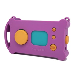 Puede incluir: Funda de teléfono morada con un botón de spinner fidget amarillo, una pantalla azul y botones naranjas etiquetados "OK", "II" y "Inicio". La funda tiene el texto "KALYCASE" impreso en la parte inferior.