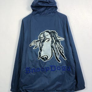 Bershka - Sweat à capuche avec motif Snoop Dogg - Noir