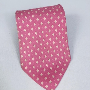 Sällsynt vintage Salvatore Ferragamo sidenslips med fiskmotiv, tillverkad i Italien