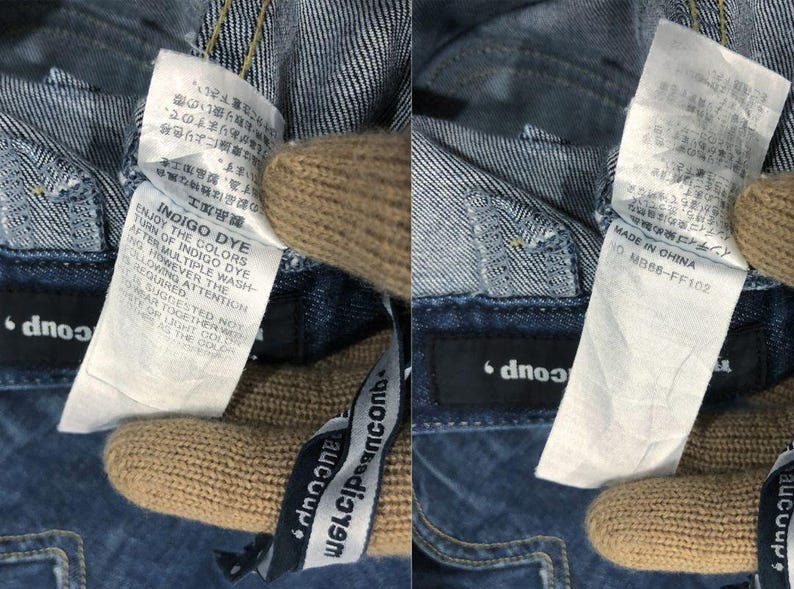 Op de afbeelding: Close-up van denimstof met aangehechte labels. E&eacute;n label luidt "Indigo Dye" met wasvoorschriften. Het andere label zegt "Made in China". De merknaam "dnooup" is zichtbaar.