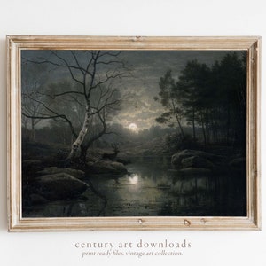 Puede incluir: Una pintura vintage de una escena de bosque a la luz de la luna con un lago y un ciervo en primer plano. La pintura está enmarcada en un marco de madera claro.