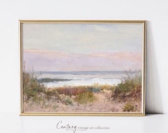 Pode incluir: Uma pintura vintage de uma paisagem marítima com uma praia de areia e uma vista do oceano. O céu é de um rosa e azul suave, e a água é de um azul claro. A pintura está emoldurada em uma moldura dourada.