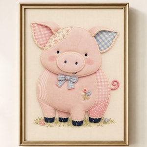 Può includere: Un'opera d'arte da parete in tessuto incorniciata raffigurante un maialino rosa chiaro con dettagli patchwork in motivi a quadretti, floreali e a righe. Il maialino indossa un piccolo papillon blu e bianco su erba verde ricamata.