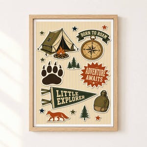 Op de afbeelding: Een ingelijste kunstdruk met een beige achtergrond met verticale strepen en diverse outdoor-illustraties, waaronder een tent, kampvuur, kompas, berenpoot, dennenbomen, veldfles, vos en sterren met de teksten BORN TO ROAM, ADVENTURE AWAITS en LITTLE EXPLORER.