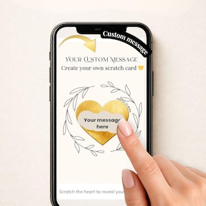 Può includere: Uno smartphone mostra una gratta e vinci digitale con un cuore d'oro e la scritta "Your message here". La carta è circondata da un disegno floreale e dalle parole "Create your own scratch card". Un dito tocca lo schermo.
