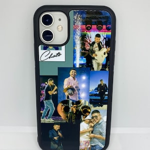 Może przedstawiać: Czarne etui na iPhone z kolażem zdjęć mężczyzny z zespołu. Zdjęcia są ułożone w siatkę i obejmują obrazy mężczyzny występującego na scenie, grającego na gitarze i pozującego z fanami. Etui zawiera również napis "Chato" napisany kursywą.