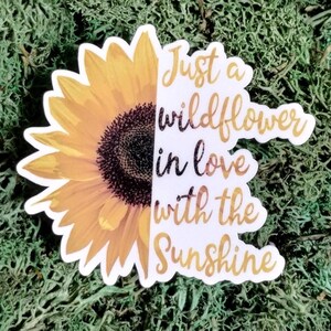 Pegatina de girasol silvestre: «Solo una flor silvestre enamorada del sol». Vinilo para Kindle, botellas de agua y diarios.