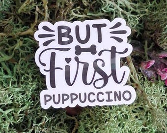 Ma prima l'adesivo Puppuccino e la divertente decalcomania per tazza da caffè e borraccia per amanti dei cani