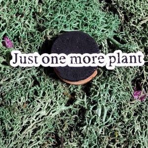 Just One More Plant Aufkleber - Lustiger Pflanzenliebhaber Vinyl Aufkleber für Kindle, Laptop, Wasserflasche