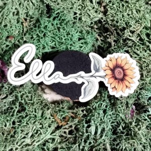 Pegatina personalizada de girasol con nombre: nombre floral que fluye hacia el tallo. Vinilo personalizado para Kindle, botellas de agua y diarios.