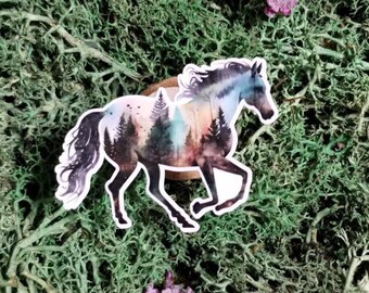 以下が含まれることがあります： トロットの姿勢をした馬の形をしたダイカットステッカー。馬の体には、密集した松の森、夕焼け色の空、そして毛並み全体に星空の模様が描かれた二重露光デザインが施されています。