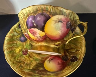 Taza y platillo de té vintage Aynsley pintados a mano en color dorado con motivos frutales, ¡firmados!