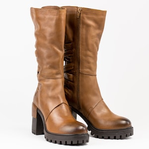 Botas altas de couro marrom premium para mulheres, botas de couro feitas à mão, sapatos exclusivos de moda com salto alto, elegantes e modernos