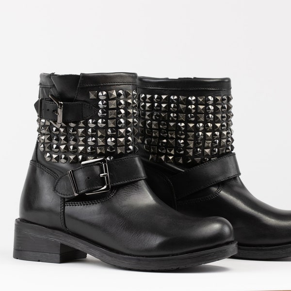 Frauen schwarze Lederstiefel in niedrigen Blockabsätzen, Designer-Schuhe handgefertigt mit Metallnieten Design edel modische elegante Stiefel für Frauen