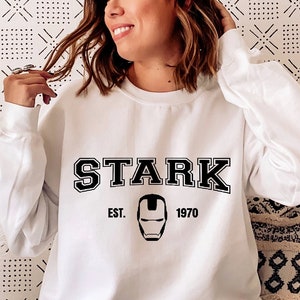 Pode incluir: Um conjunto de tr&ecirc;s canecas de cer&acirc;mica com acabamento fosco e salpicado. As canecas s&atilde;o em tons de creme, castanho claro e castanho escuro. Cada caneca tem um design simples e minimalista.