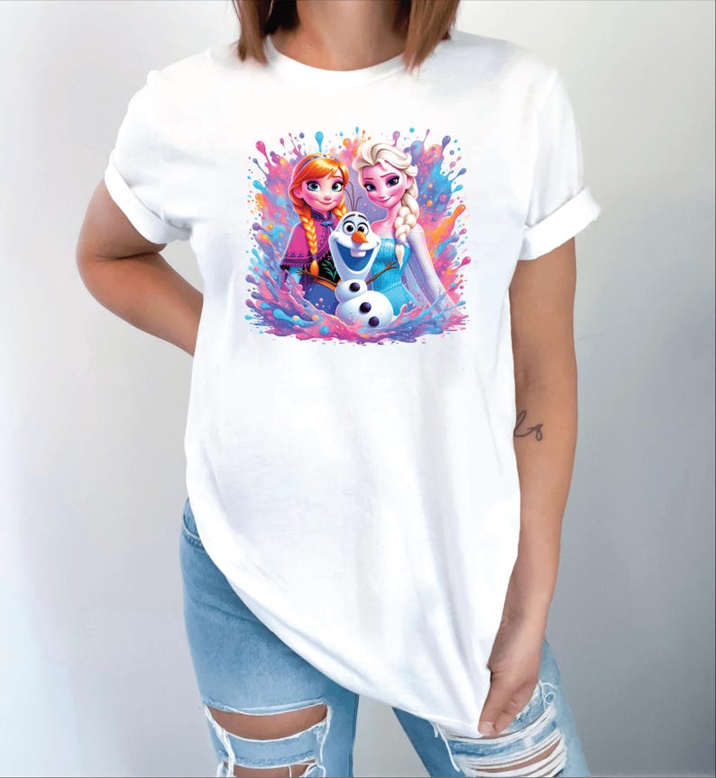 Pu&ograve; includere: T-shirt bianca con una grafica colorata di Anna, Elsa e Olaf del film Frozen. Il design include vivaci spruzzi di rosa, blu e arancione. La maglietta &egrave; realizzata in materiale morbido e ha maniche corte.