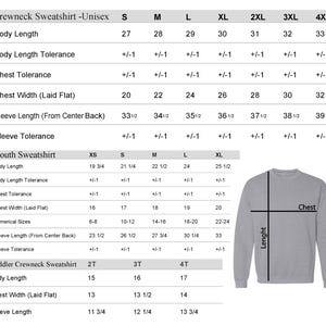 Puede incluir: Tabla de tallas para sudaderas de cuello redondo y juveniles, con medidas en pulgadas. La tabla incluye largo del cuerpo, ancho del pecho y largo de manga para varias tallas, de la XS a la 4XL. Un gr&aacute;fico de sudadera gris a la derecha.