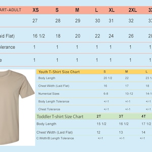 Pu&ograve; includere: Una maglietta beige con una tabella delle taglie per adulti, giovani e bambini piccoli. La tabella delle taglie per adulti mostra le misure della lunghezza del corpo e della larghezza del petto in centimetri.