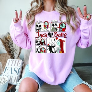 Puede incluir: Una sudadera rosa claro con un dise&ntilde;o de c&oacute;mic que presenta a Jack y Sally de The Nightmare Before Christmas. El dise&ntilde;o incluye el texto "I'm Jack", "Hi Sally" y "Jack & Sally" con gr&aacute;ficos de coraz&oacute;n. La sudadera es de cuello redondo.