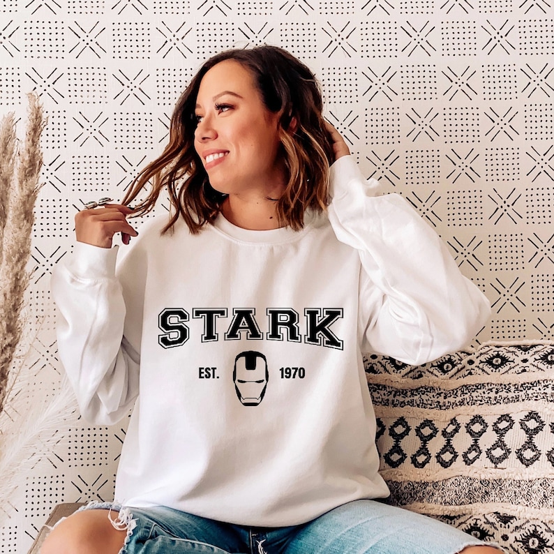 Pode incluir: Um conjunto de tr&ecirc;s canecas de cer&acirc;mica com acabamento fosco e salpicado. As canecas s&atilde;o em tons de creme, castanho claro e castanho escuro. Cada caneca tem um design simples e minimalista.