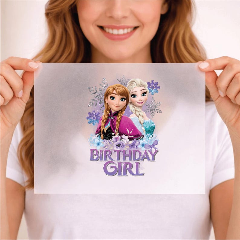 K&ouml;nnte beinhalten: Ein Blatt Papier mit einer farbenfrohen Illustration von zwei animierten Prinzessinnen, Anna und Elsa, und dem Text "BIRTHDAY GIRL" in Lila. Das Bild enth&auml;lt florale und Schneeflocken-Akzente mit einem hellvioletten und silbernen Farbschema.