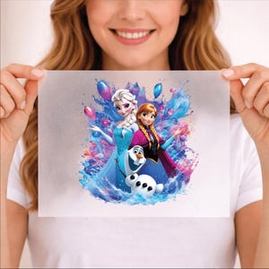 Puede incluir: Ilustraci&oacute;n colorida con personajes de la pel&iacute;cula animada Frozen. Elsa y Anna se representan con Olaf el mu&ntilde;eco de nieve, rodeados de salpicaduras de agua azules y moradas y globos. La obra de arte tiene un estilo de dibujos animados.