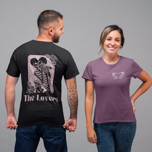 Comfort kleuren The Lovers Tarot Tee Shirt | Skelet T-shirt | Voor- en achterkant | Grafisch T-shirt | Heksenshirt | Halloween-shirt | Spookachtig schattig