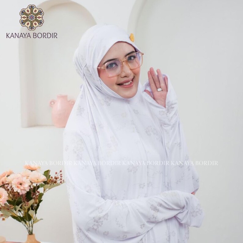 Może przedstawiać: Biała szata modlitewna z kwiatowym wzorem. Szata jest noszona na głowie i ciele. Tekst "KANAYA BORDIR" jest widoczny w lewym g&oacute;rnym rogu i na dole obrazu.