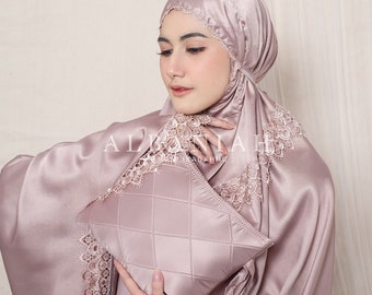 Mukena Nadia Albaniah, Aksamitny zestaw modlitewny z koronką
