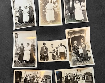 Lotto di 8 fotografie d'epoca degli anni '20, scattate in epoca vernacolare e raffiguranti una riunione di famiglia Grundy.