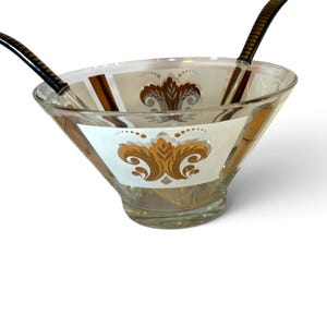 Bol de ensalada de cristal de estilo moderno de mediados de siglo con pinzas, bol dorado con flor de lis