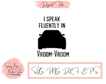 Könnte beinhalten: Schwarzweißes digitales Dateidesign mit dem Text "Ich spreche fließend in VROOM-VROOM" und einer Silhouette eines Autos. Der Text "SVG-PNG-DXF-EPS" ist ebenfalls enthalten.
