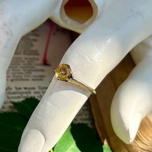 Vintage 10k Crown Ring / Mid Century Cocktail Jewelry / Genuine Amber Gem / 1950s MCM Beatiful Band / 10k Gold Ring / Size 6.5