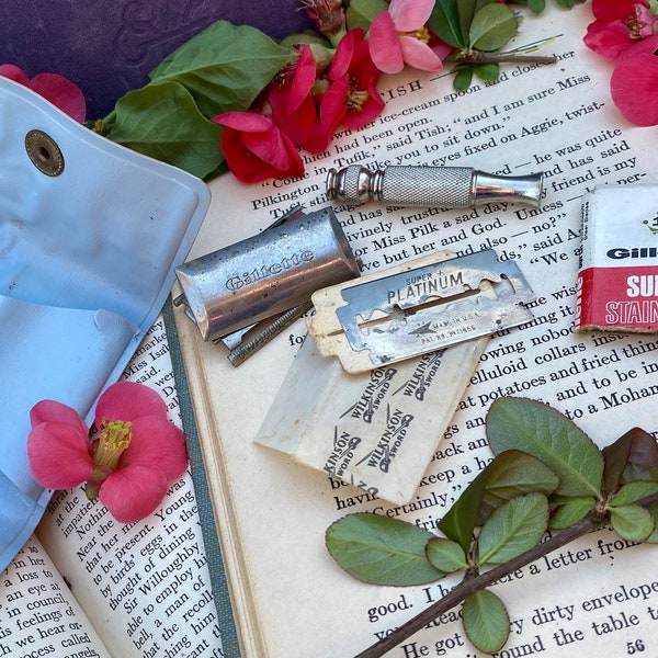 Vintage 1960s 1950s / Gillette Silver Double Edge Safety Razor And Blade / With Original Travel Case / Collapsible