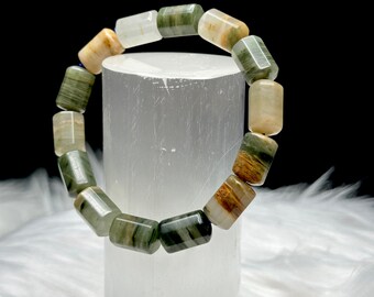 Erlebe die bezaubernden Energien von Grünem Achat mit unserem hochwertigen Kristallarmband