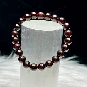 Beautiful Garnet Crystal Healing Stretch Bracelet - 8mm Bead Size - Top-Quality Gemstone