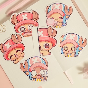 Puede incluir: Seis pegatinas coloridas con un personaje de dibujos animados con cuernos y un sombrero rosa y blanco. El personaje tiene diferentes expresiones en cada pegatina.