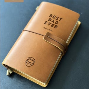 Diário de couro &quot;O Melhor Pai de Todos os Tempos&quot; – Caderno recarregável personalizado com ano e ícone EST, presente de Dia dos Pais para crianças, diário personalizado para o pai