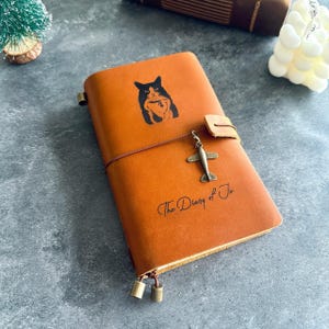 Diario de cuero personalizado con retrato de mascota, cuaderno de viaje personalizado con grabado de gato o perro, diario vintage recargable, regalo para amantes de las mascotas.