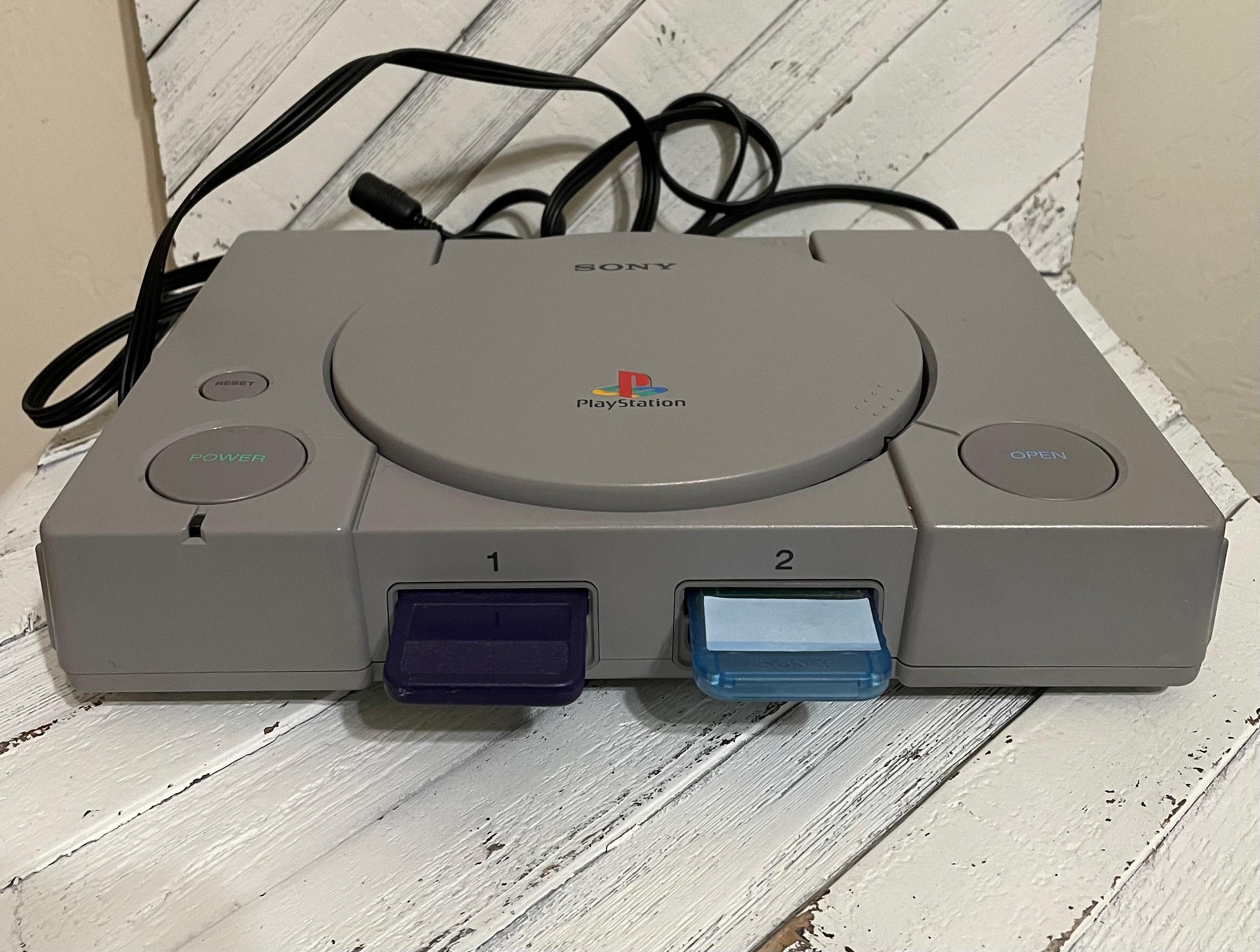 SS Games Antigos - ****Playstation One**** Revisado e testado, lendo o cd  de primeira ! Fonte original 110v, cabo AV original, 1 controle original,  brinde: 2 jogos e 1 memory card. Valor 