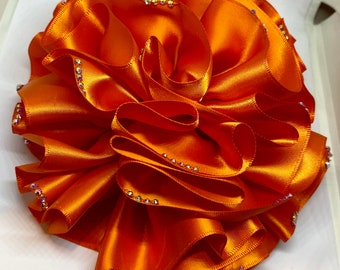 Broche de flor de cinta de satén naranja con diamantes de imitación