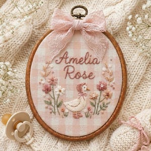 Letrero personalizado con el nombre del bebé y un ganso, aro bordado personalizado para la habitación del bebé, regalo para baby shower, recuerdo para recién nacido, anuncio floral del nombre del bebé.