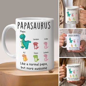 Puede incluir: Taza de café de cerámica blanca con una ilustración de dinosaurio verde y el texto "PAPASAURUS Papa" y "Como un papá normal, pero más increíble". La taza también presenta ilustraciones de dinosaurios más pequeñas con nombres como Landon, Luke, AJ, Isaac y Leilani.
