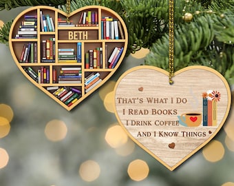 Adorno personalizado que dice "Lo que hago es leer libros y saber cosas", adorno navideño con forma de libro de lectura, adorno de libro de bibliotecario, amor por la lectura de libros