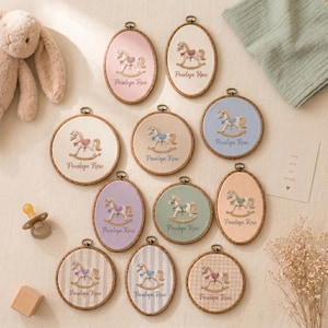 Puede incluir: Una colecci&oacute;n de once bastidores de bordado ovalados y circulares con caballos mecedores bordados en varios colores. Cada bastidor muestra el nombre Penelope Rose en letra cursiva. El conjunto incluye fondos pastel s&oacute;lidos y telas estampadas.