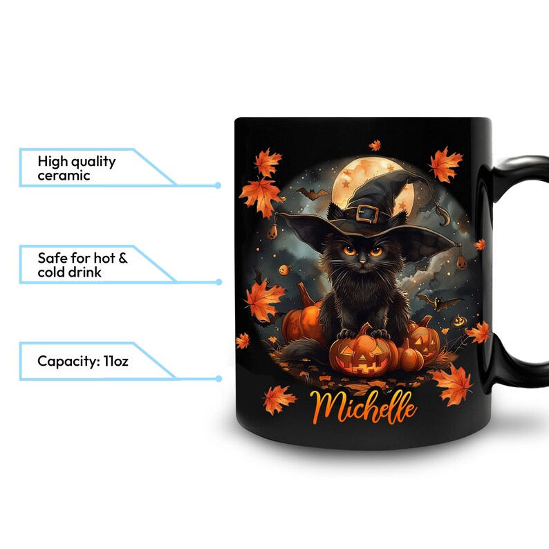 Op de afbeelding: Zwarte keramische mok met een Halloween-thema. Het toont een zwarte kat met een heksenhoed, zittend op uitgesneden pompoenen, tegen een volle maan. De mok is bedrukt met de naam "Michelle". Inhoud: 312 ml.