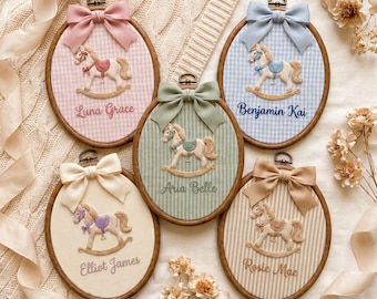 Personlig broderad namnring för bebis, anpassad gunghäst väggdekoration för barnrum, anpassad namnskylt för bebisar, babyshowerpresent, minnessak för nyfödd